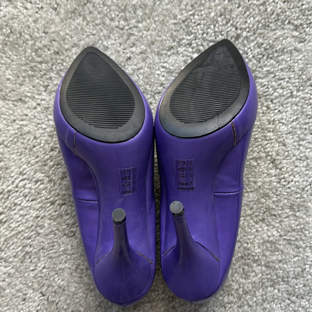 Michael Antonio Purple Pumps - Picture 4 of 6